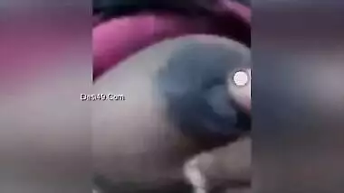 Tempting Desi MILF shows her XXX full lips and tits in close-up