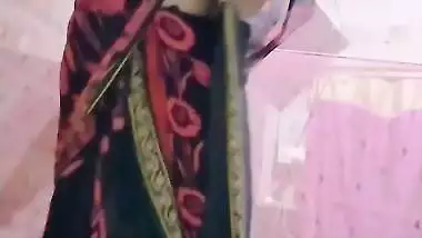 Homely village wife wearing saree viral boobs show