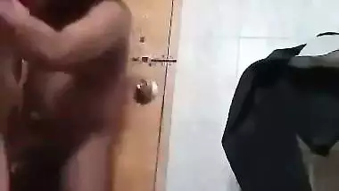 Tenant bangs his landlord’s daughter in Indian MMS porn