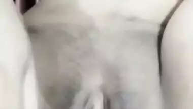 Brunette Indian XXX whore fucks herself MMS style for Desi watchers