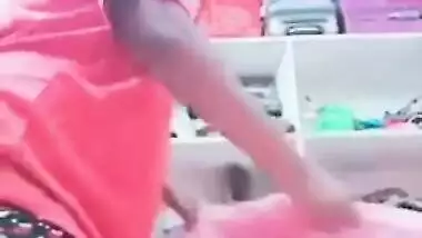 Desi woman shows up in the nude on sex camera and puts wear on XXX body