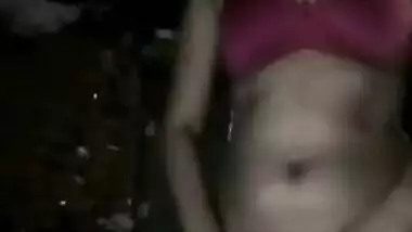 Come-hither Indian madame willingly flashes her boobies for porn shooting