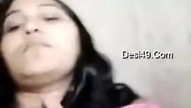 Desi whore flashes XXX-shaped titties covered with red bra close-up