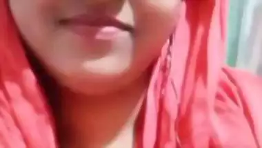Beautiful bhabhi round boobs showing with sharp nipples