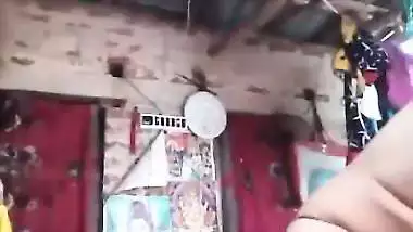 An 18-year-old girl records her nude MMS for her lover