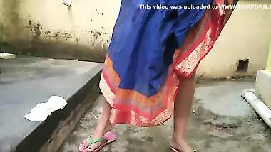 Sonali Bhbahi Ghar Ke Pichwade Me Mutate Huye Or Apne Mote Boobe Dikhaye